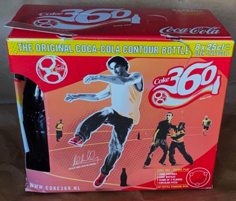 9756-1 € 10,00 coca cola flessen in voetbla verpakking.jpeg